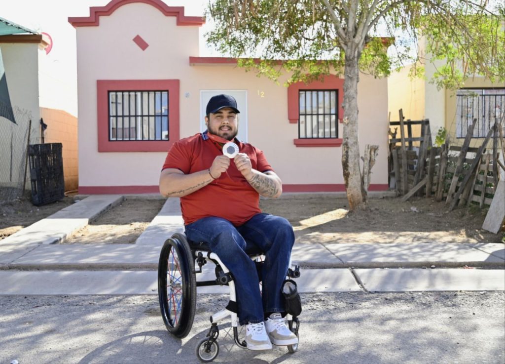 Gobernador Durazo entrega vivienda adaptada a medallista paralímpico Edgar Fuentes en reconocimiento a su talento