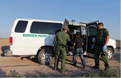 Detienen en Nogales, Arizona a dos hermanos “polleros” con siete migrantes mexicanos indocumentados