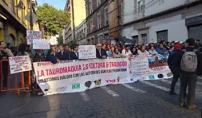 Protaurinos y antitaurinos se manifiestan en la Ciudad de México por la regulación de las corridas de toros